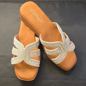 BRAND NEW FOREVER COMFORT JEWEL STRAP EMBELLISHED WOMENS WEDGE SANDAL G1